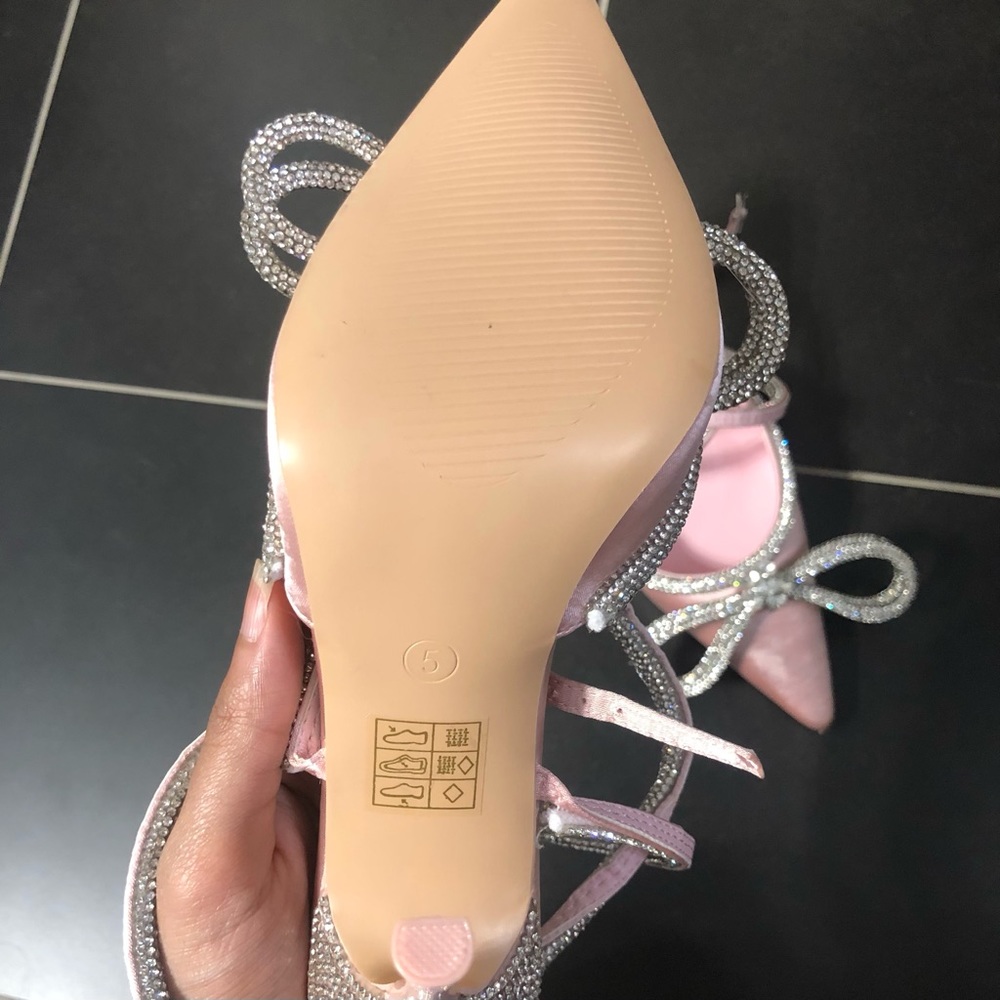 Bow heels - Picture 5 of 9
